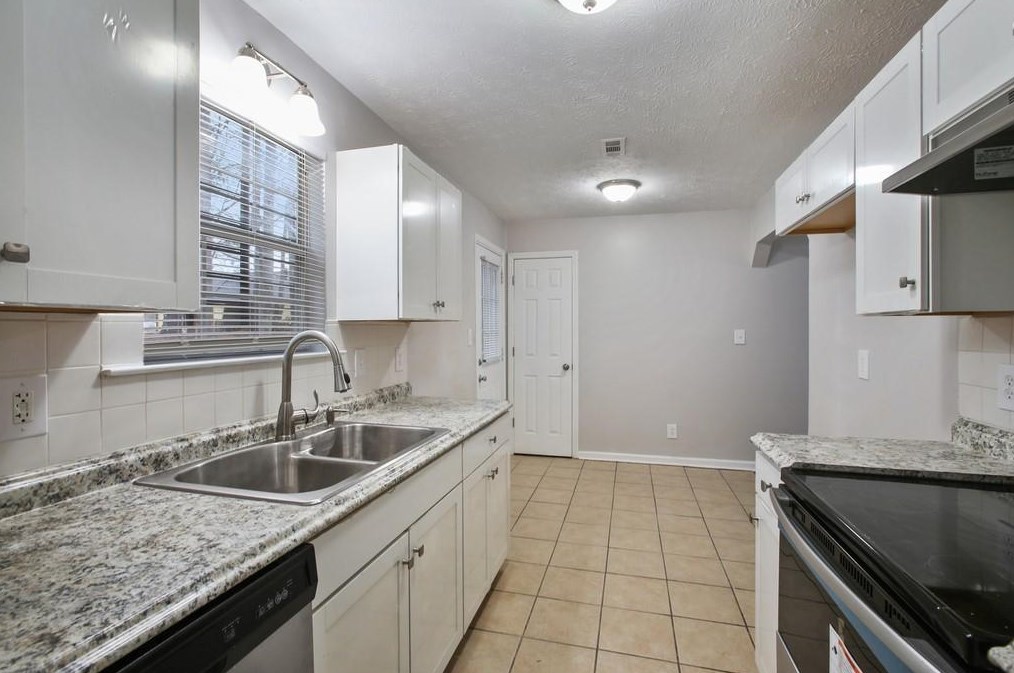 315 Onyx Ct, Atlanta GA  30349-8458 exterior