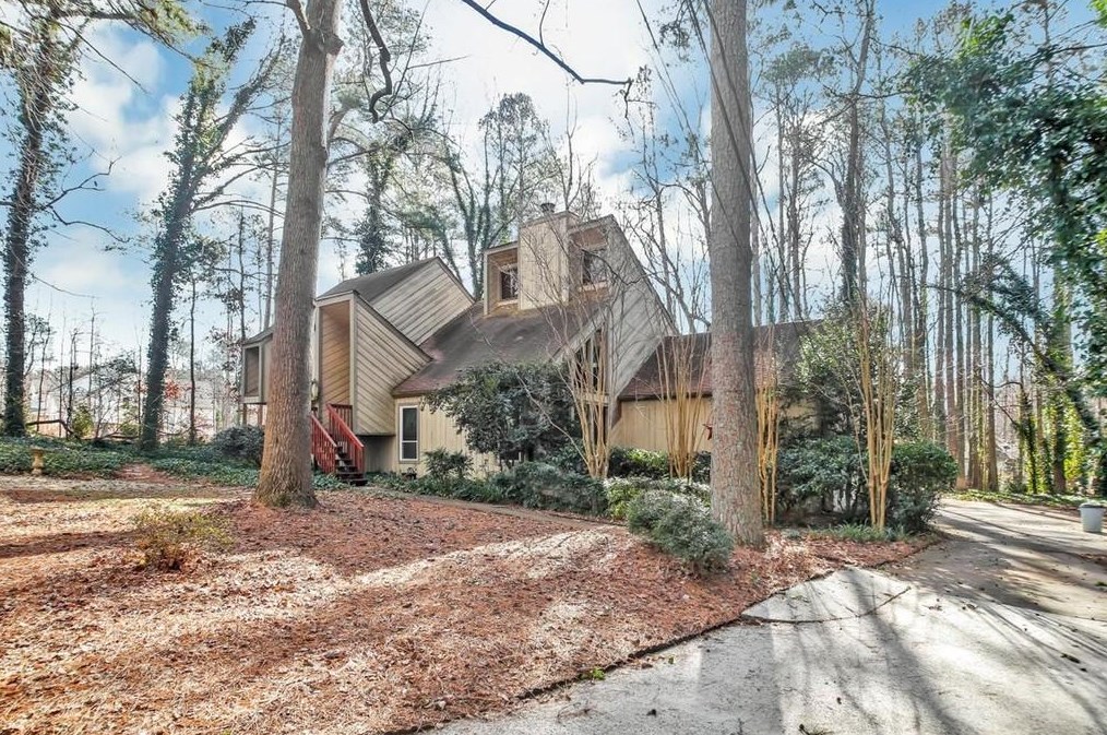 255 Hollyberry Ln, Roswell, GA 30076-1221