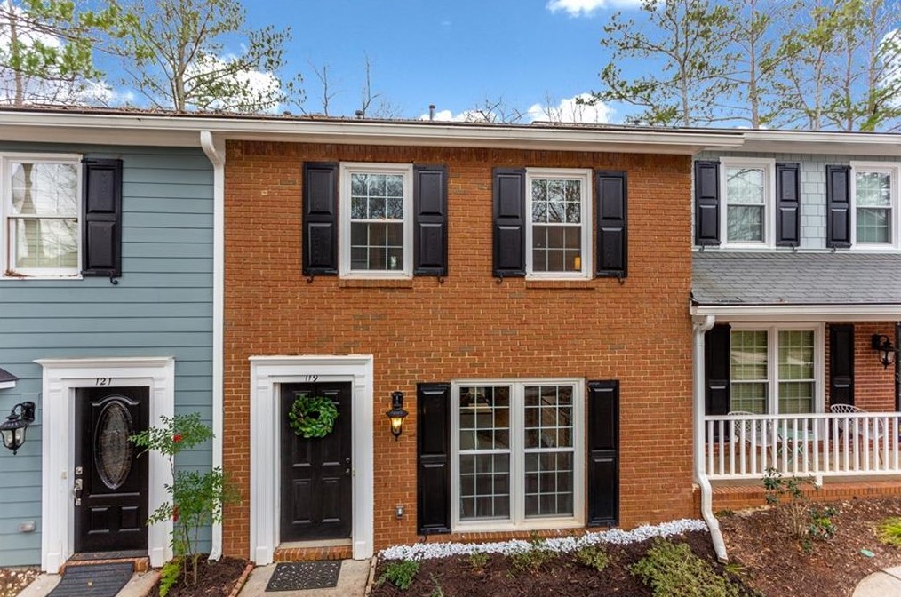 119 Courtyard Ter, Roswell, GA 30075-4569