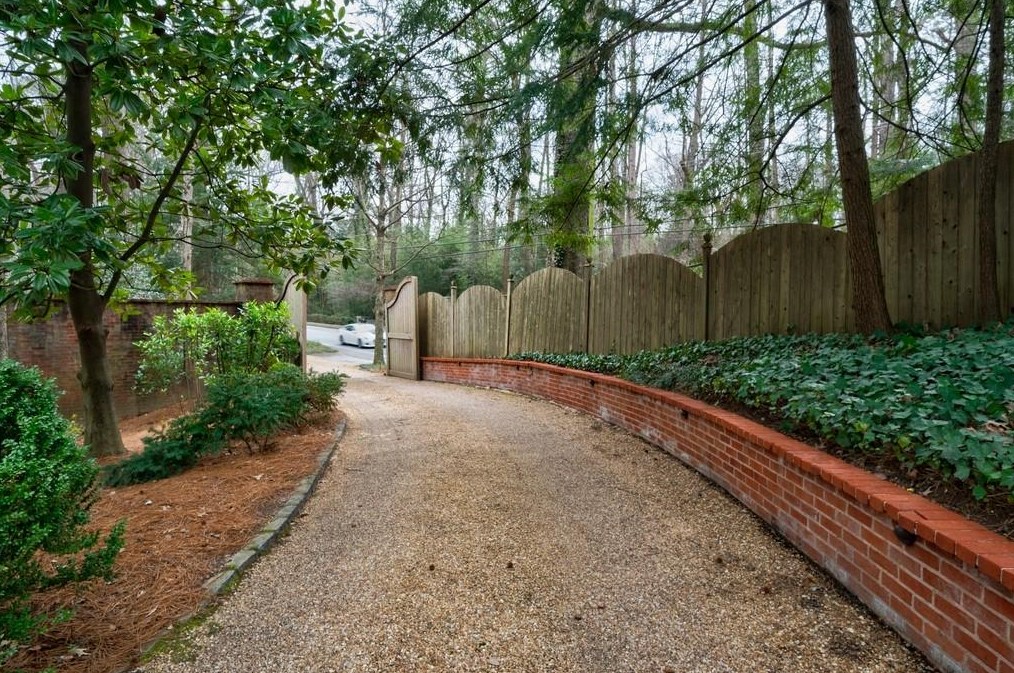 2721 Wyngate Dr, Atlanta GA  30305-2831 exterior