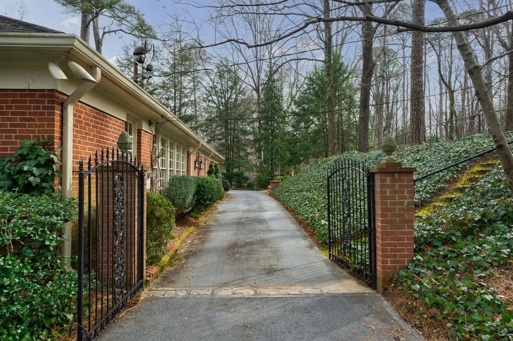 2721 Wyngate Dr, Atlanta GA  30305-2831 exterior