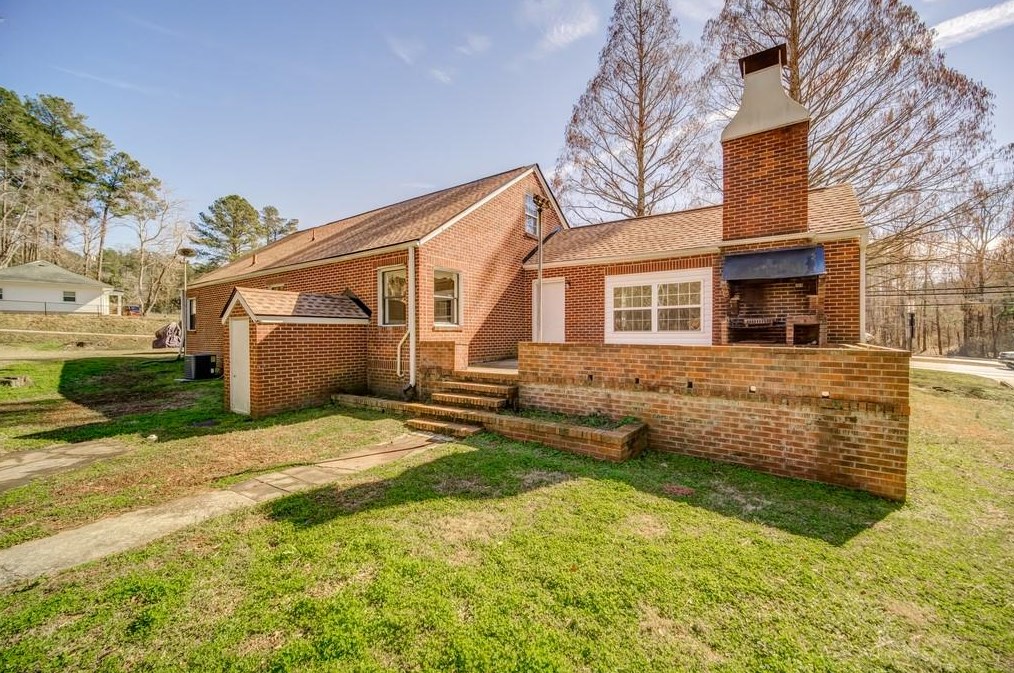 230 Memorial Dr, Dallas GA  30132-4324 exterior