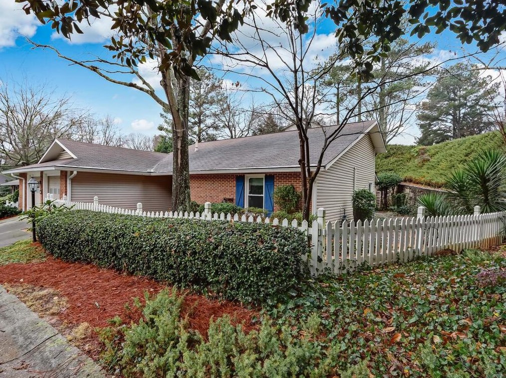 10 Waterford Ct, Atlanta, GA 30328-4538
