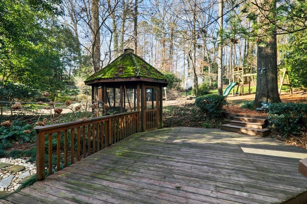 1974 Woodsdale Rd, Atlanta GA  30324-2751 exterior