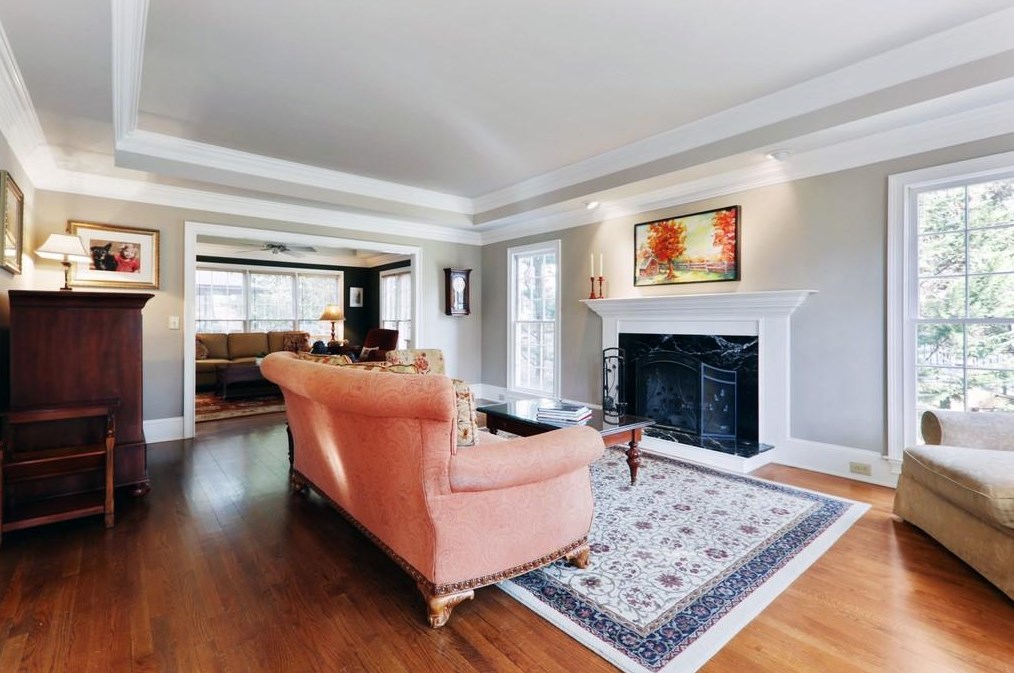 1974 Woodsdale Rd, Atlanta GA  30324-2751 exterior