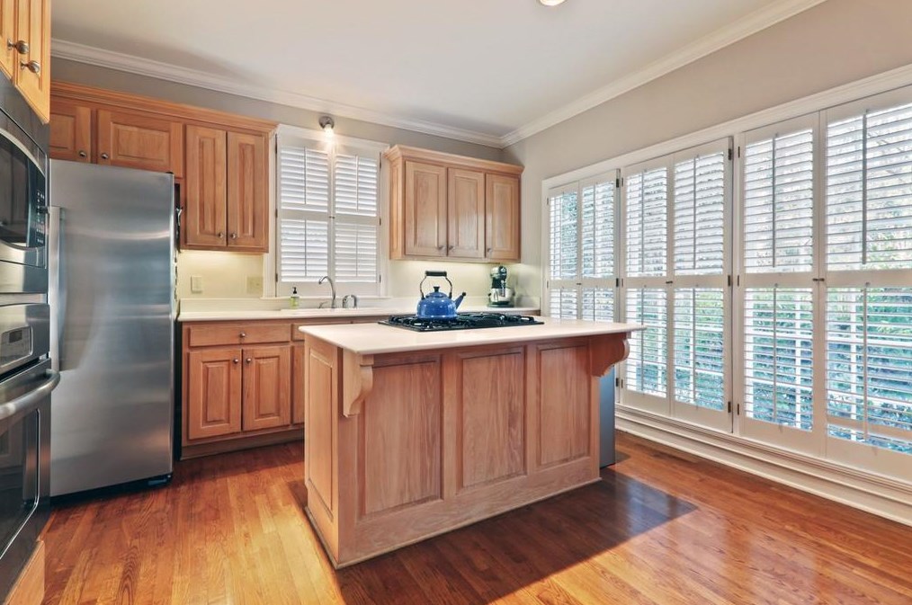 1974 Woodsdale Rd, Atlanta GA  30324-2751 exterior