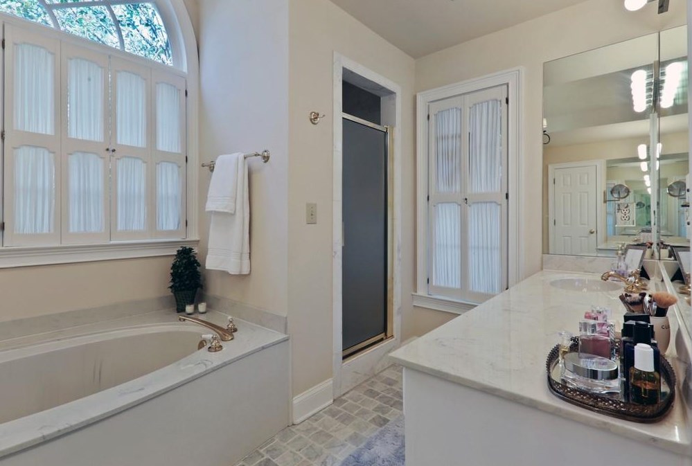 1974 Woodsdale Rd, Atlanta GA  30324-2751 exterior