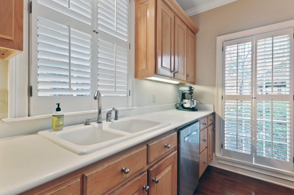 1974 Woodsdale Rd, Atlanta GA  30324-2751 exterior