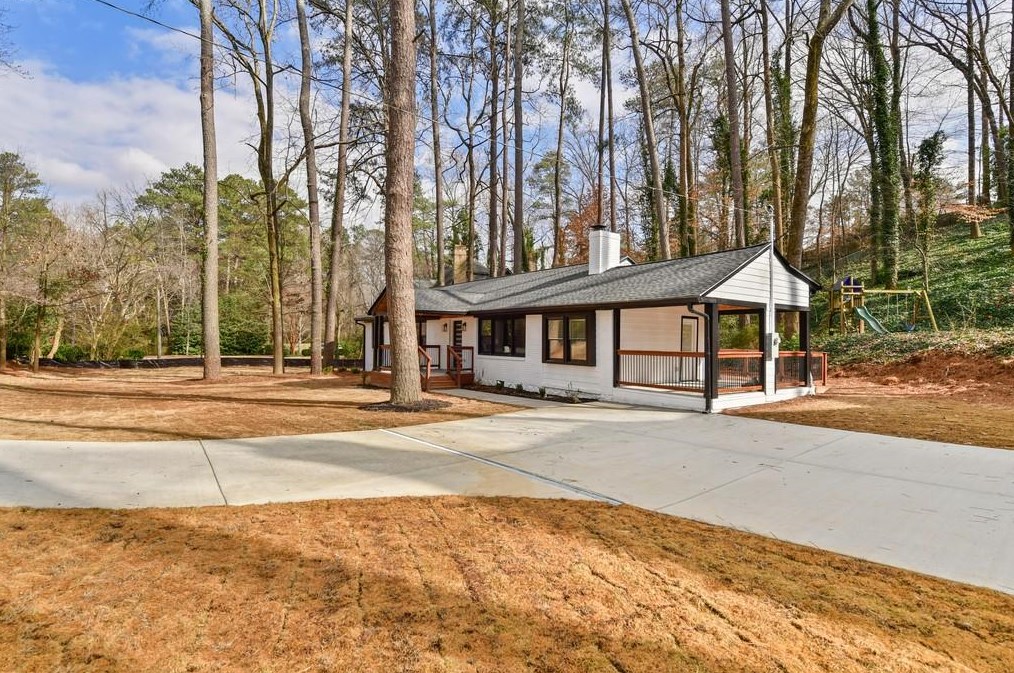 4055 Stratford Rd, Atlanta GA  30342-3919 exterior