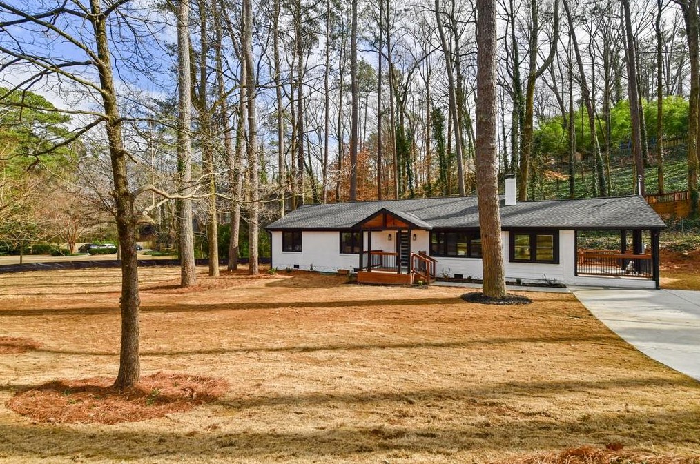 4055 Stratford Rd, Atlanta GA  30342-3919 exterior