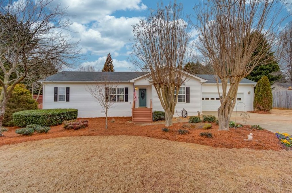 6624 Quincy Dr, Flowery Branch, GA 30542-5559