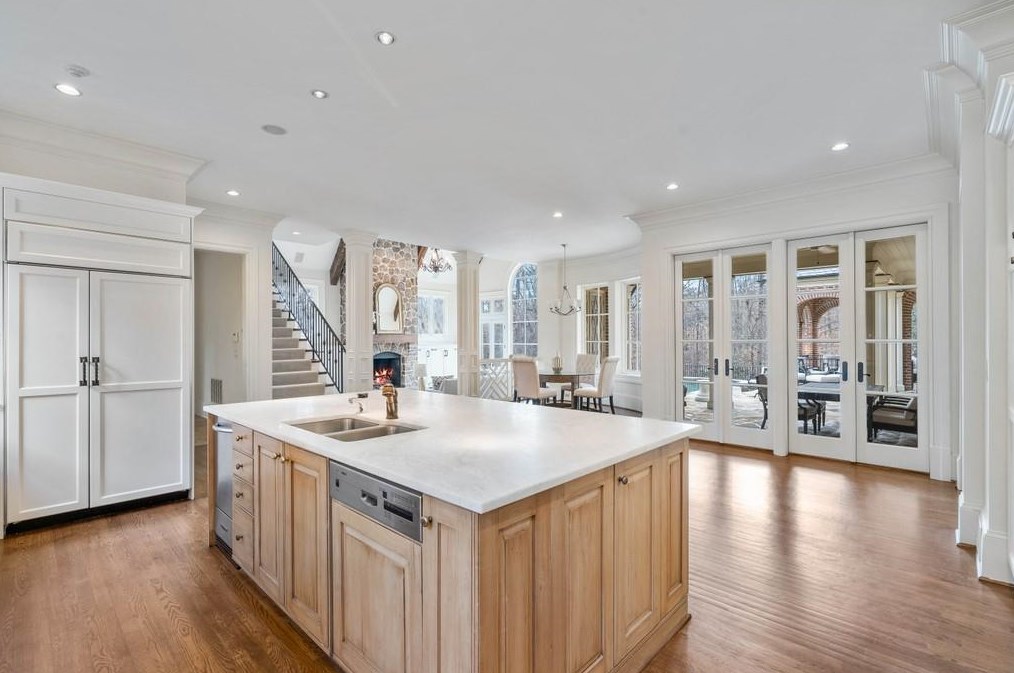 70 Old Ridgewood Pl, Atlanta GA  30327-2462 exterior