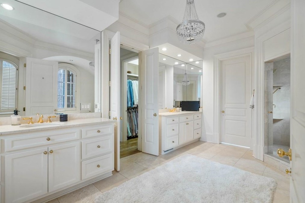 70 Old Ridgewood Pl, Atlanta GA  30327-2462 exterior