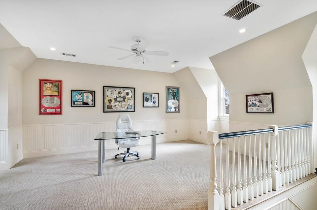 70 Old Ridgewood Pl, Atlanta GA  30327-2462 exterior