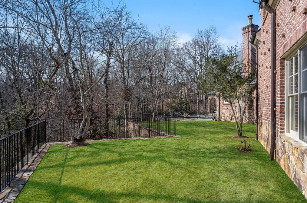 70 Old Ridgewood Pl, Atlanta GA  30327-2462 exterior
