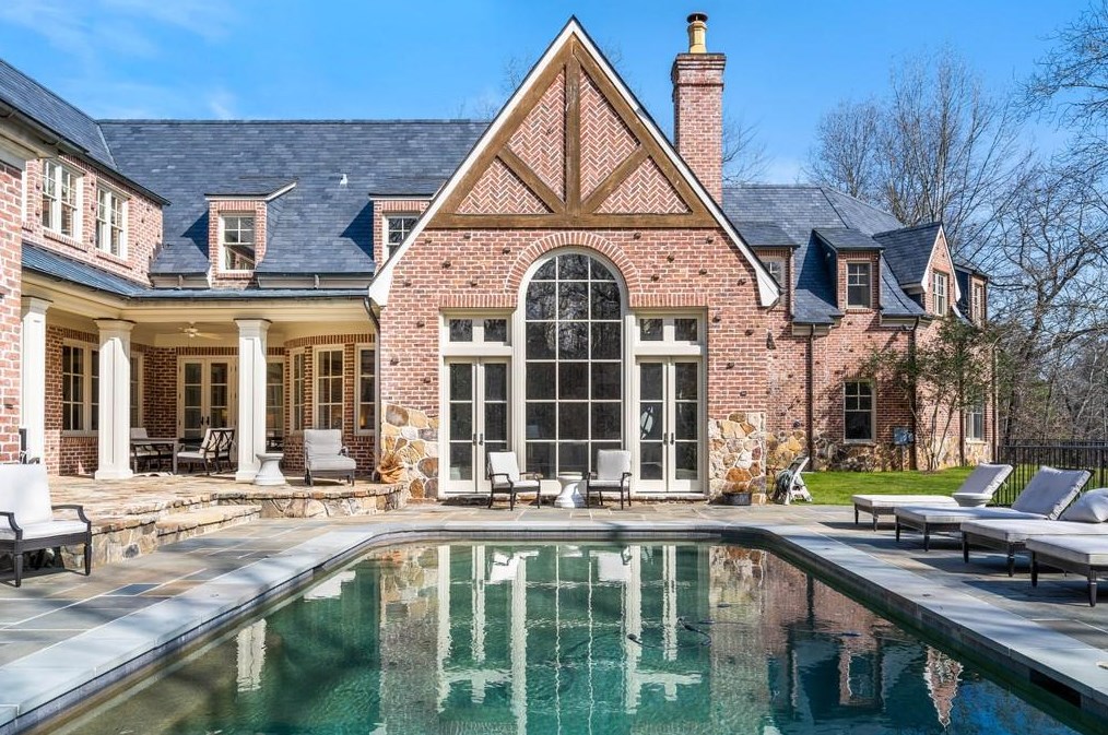 70 Old Ridgewood Pl, Atlanta GA  30327-2462 exterior