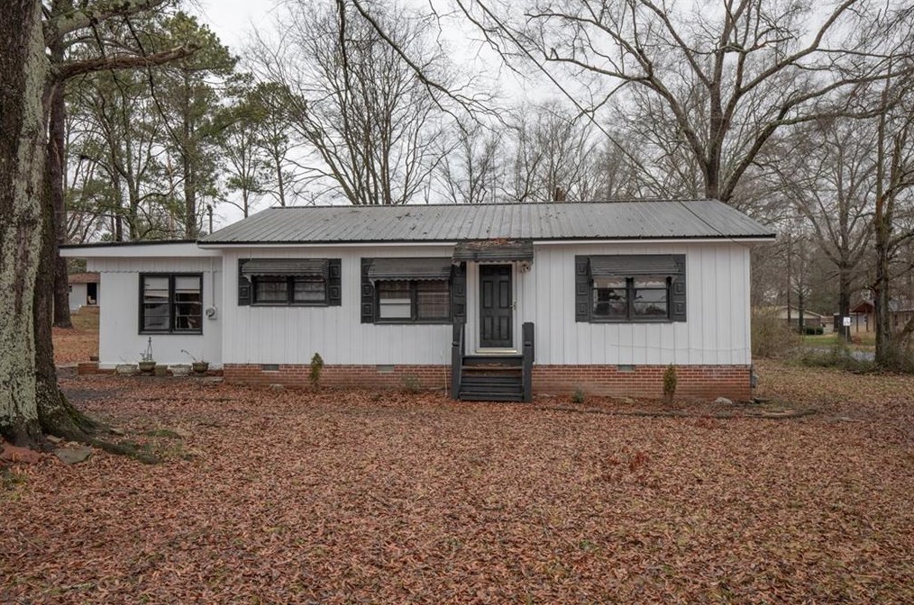 1226 Dews Pond Rd, Calhoun, GA 30701-9207