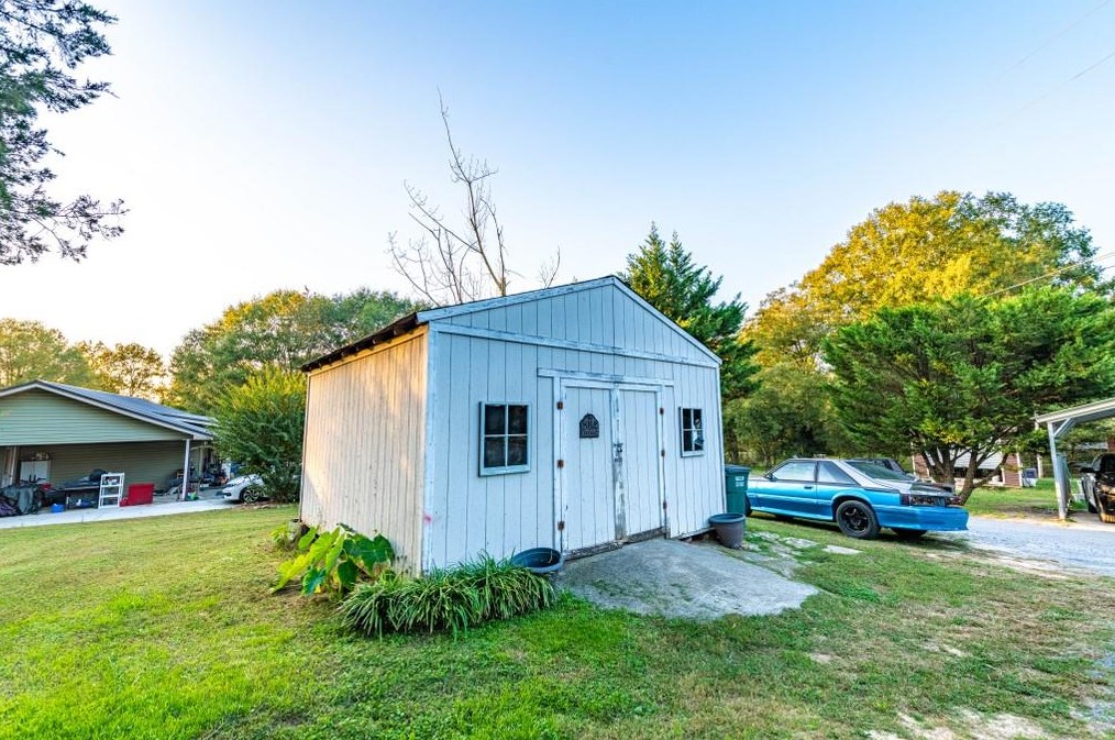 397 Erwin Hl Rd, Calhoun GA 30701-4061 exterior