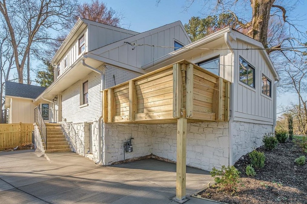 2870 Ridgemore Rd, Atlanta GA  30318-1448 exterior