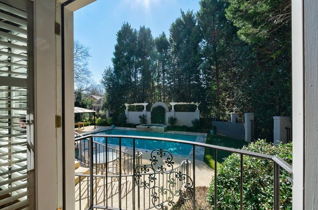 215 Windsor Gate Cv, Atlanta GA  30342-2864 exterior