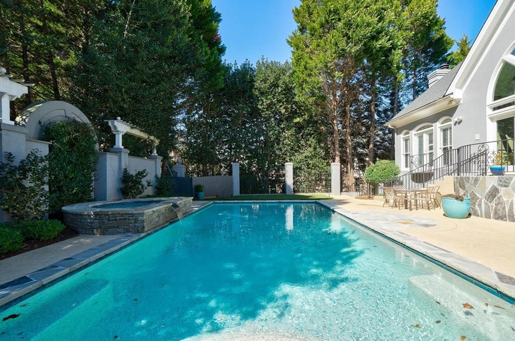 215 Windsor Gate Cv, Atlanta GA  30342-2864 exterior