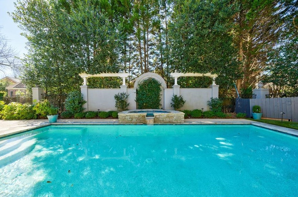 215 Windsor Gate Cv, Atlanta GA  30342-2864 exterior