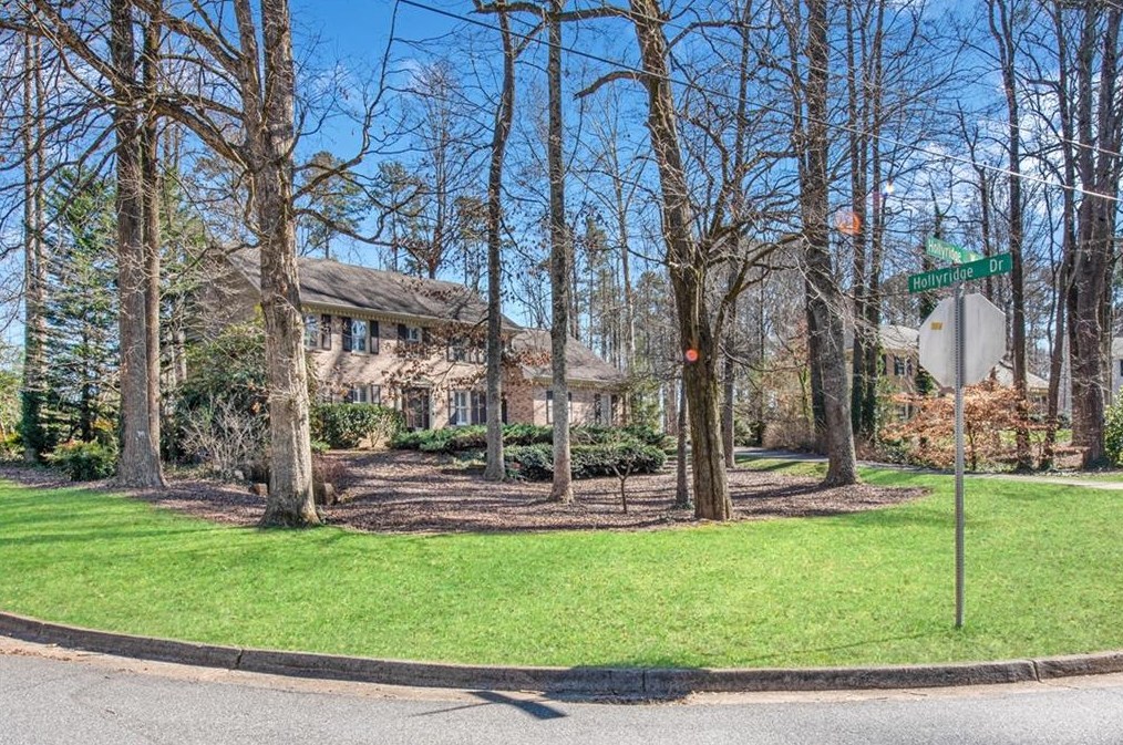 200 Hollyridge Way, Roswell, GA 30076-1211
