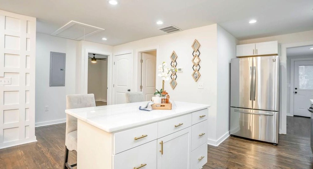633 Ozburn Rd, Atlanta GA  30318-6126 exterior