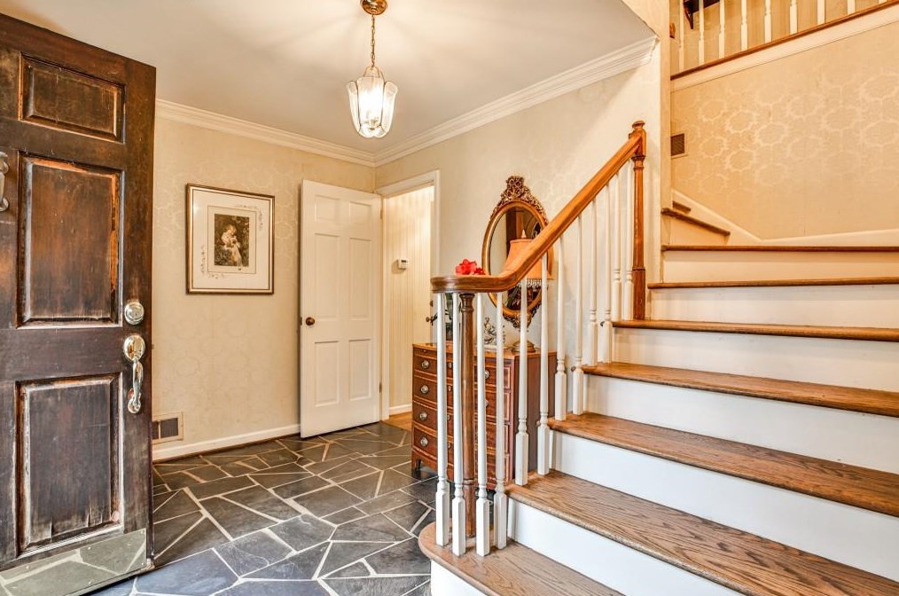 2761 Riviera Ct, Decatur, GA 30033-1032