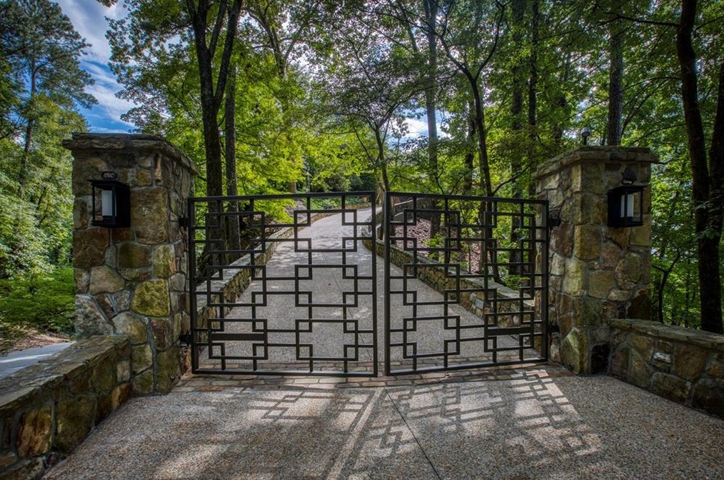6570 Old Riverside Dr, Atlanta, GA 30328-2745