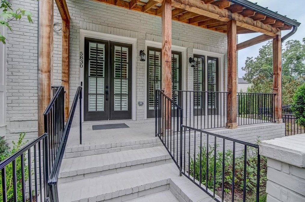 5830 Sandy Springs Cir, Atlanta GA  30328-4834 exterior