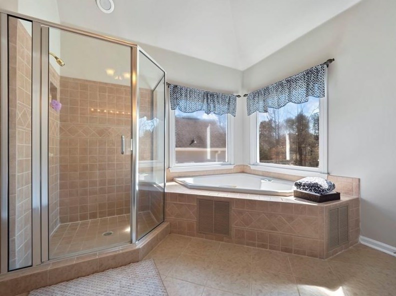 5525 Lexington Wood Ln, Alpharetta GA 30005-6789 exterior