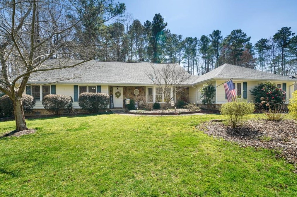 215 Hollyberry Ln, Roswell, GA 30076-1221