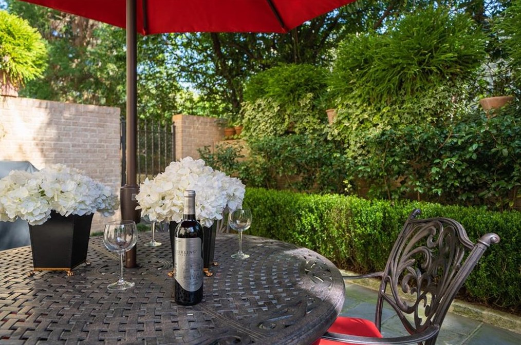 92 Old Ivy Rd, Atlanta GA  30342-4559 exterior