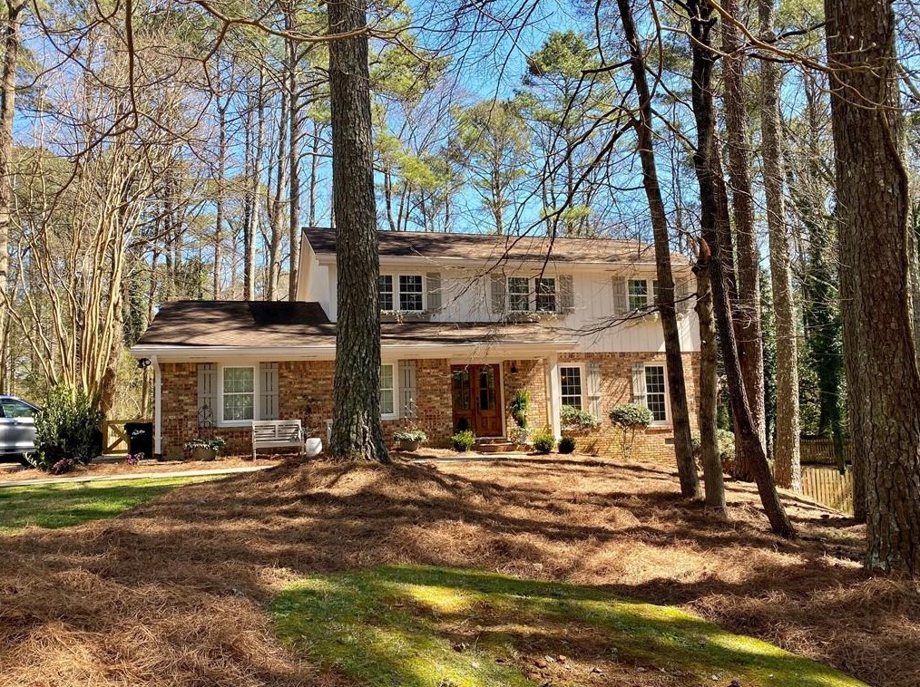 1075 Point Dr, Roswell, GA 30075-4108