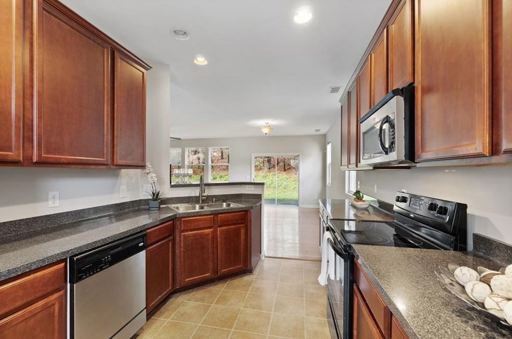 5557 Sable Way, Atlanta GA  30349-8838 exterior