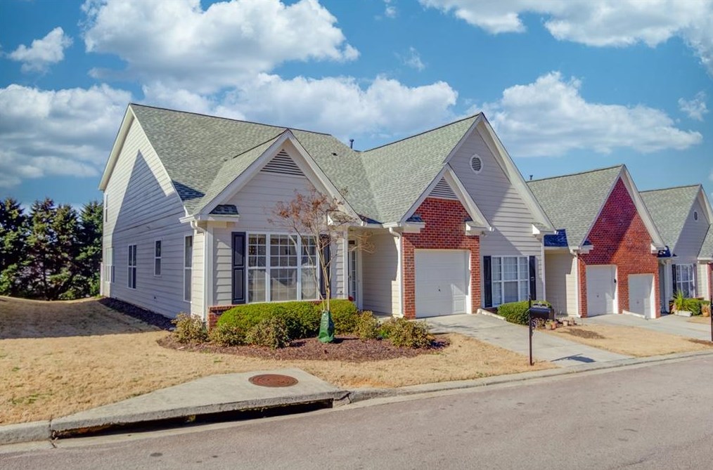 6320 Shoreview Cir, Flowery Branch, GA 30542-7601