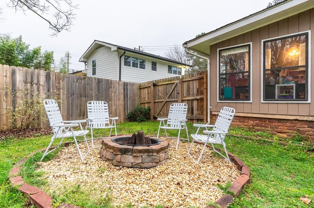 1643 Spruce Valley Dr, Decatur GA  30033-2503 exterior