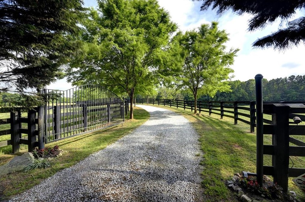 1665 Ward Rd, Hoschton, GA 30548-1584