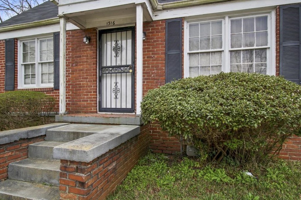 1316 Thurgood St, Atlanta GA  30314-2552 exterior