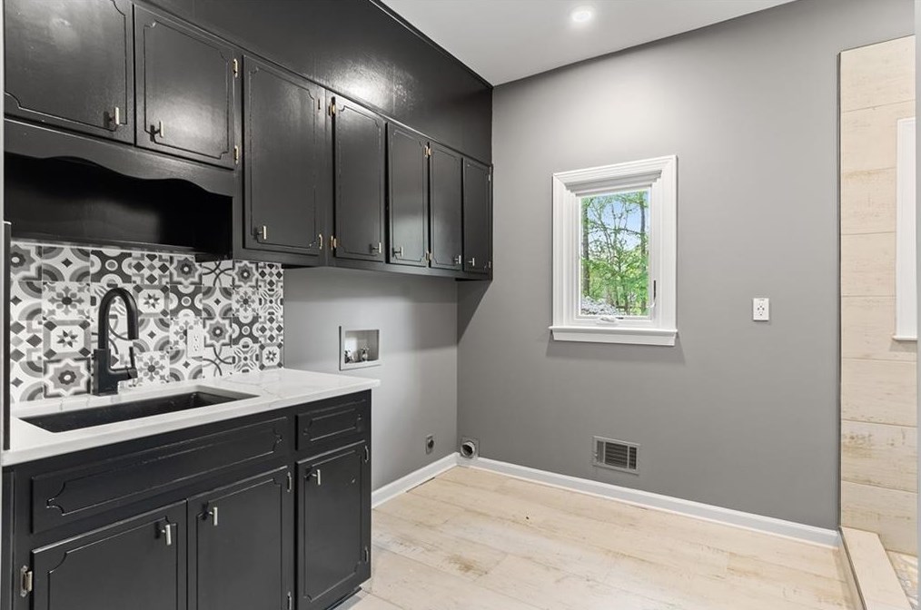 6030 Winterthur Dr, Atlanta GA  30328-4623 exterior