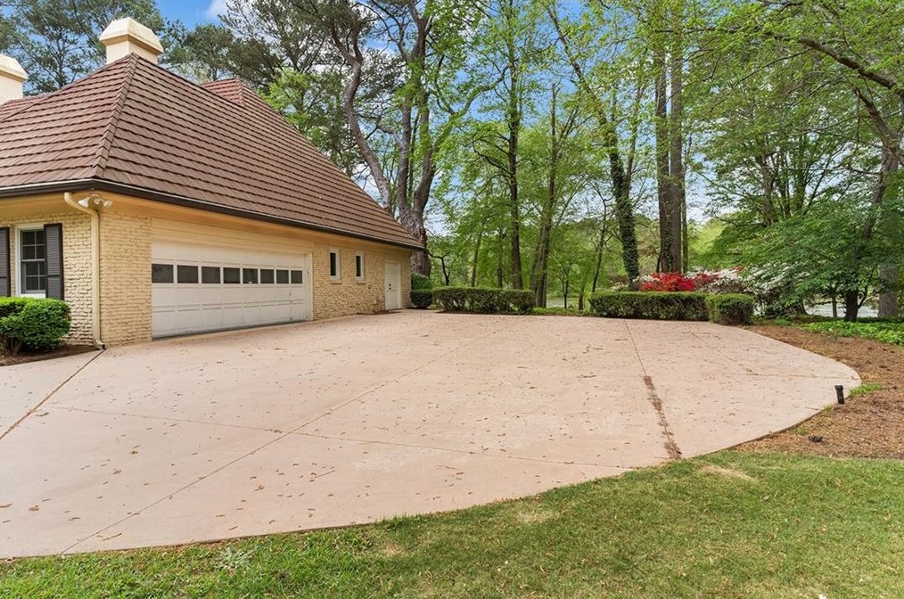 6030 Winterthur Dr, Atlanta GA  30328-4623 exterior