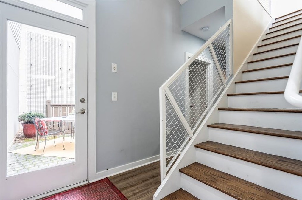 1260 Van Allen Mews, Atlanta GA 30318-4180 exterior