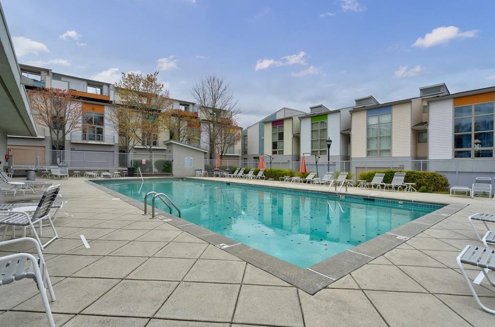 1260 Van Allen Mews, Atlanta GA 30318-4180 exterior