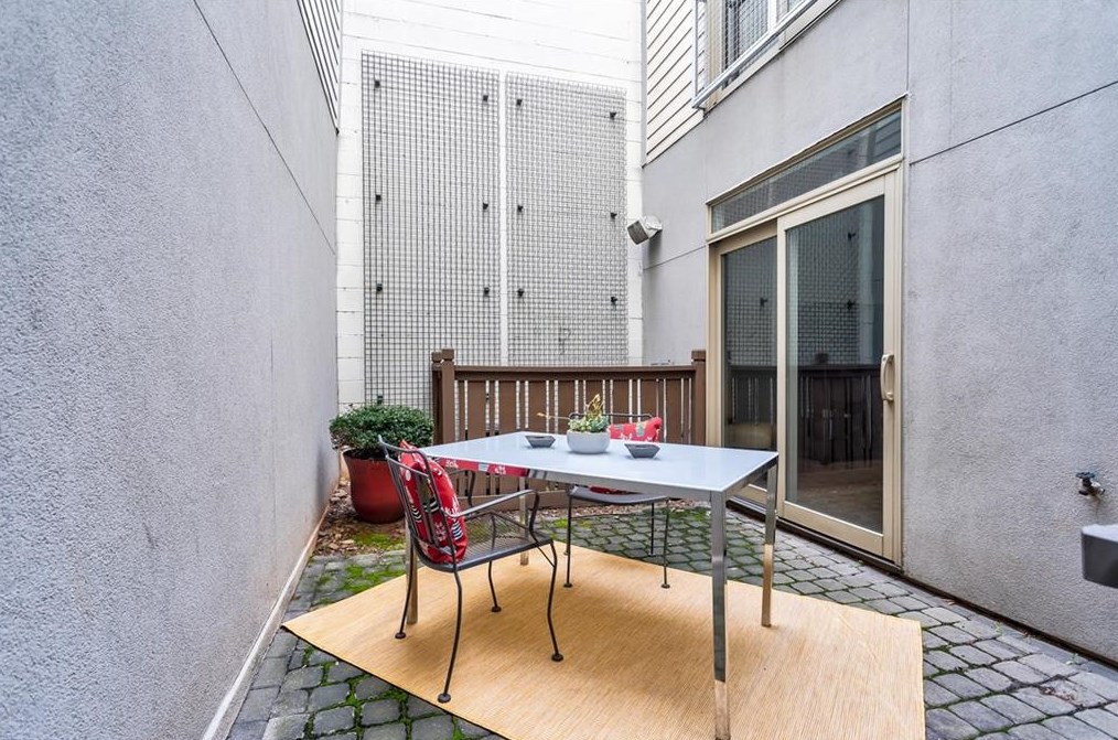 1260 Van Allen Mews, Atlanta GA 30318-4180 exterior