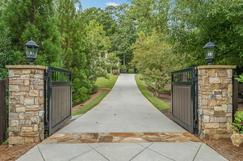 3106 Rhodenhaven Dr, Atlanta, GA 30327-1228