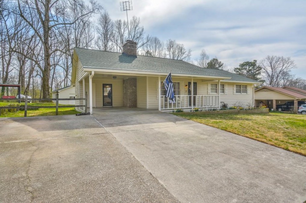 4055 Chestnut Dr, Flowery Branch, GA 30542