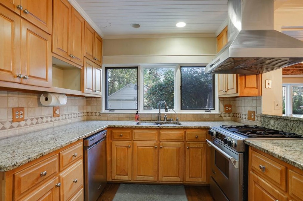 4528 Wieuca Rd, Atlanta GA  30342-3332 exterior