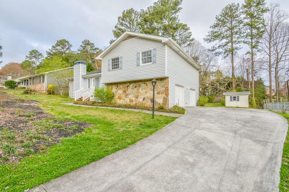 1063 Ironwood Dr, Grayson, GA 30017-1056