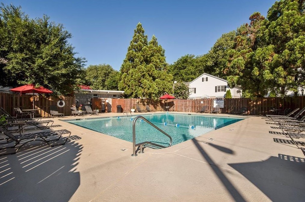 136 Peachtree Memorial Dr, Atlanta GA  30309-1008 exterior